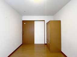 シンプルな木製家具の居室