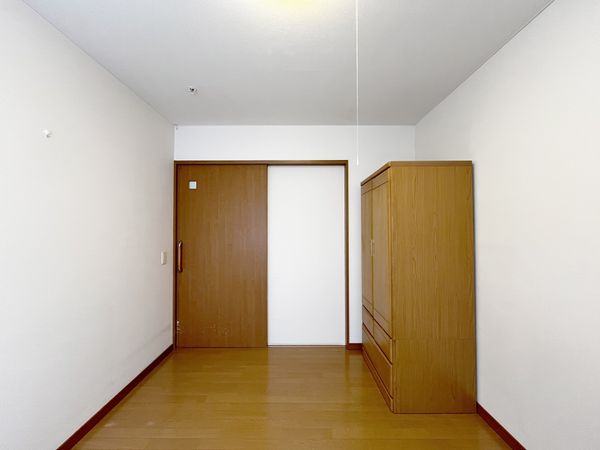 シンプルな木製家具の居室