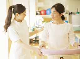 明るい訓練室での支援