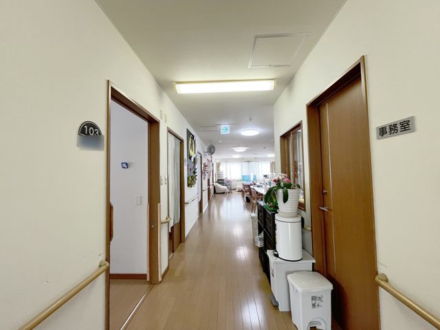 明るい廊下 廊下 明るく清潔感のある廊下は、利用者様が快適に移動できるよう設計されています。