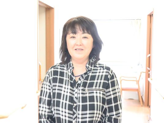 明るい廊下の女性  
