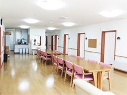 明るい食堂スペース