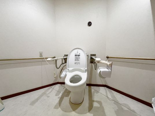 笑顔で接する介護スタッフ