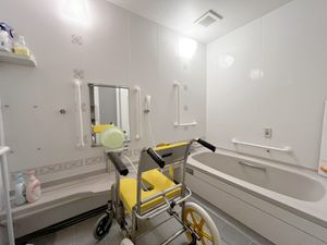 車椅子が置かれた浴室
