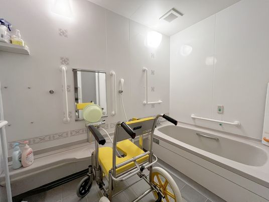 車椅子が置かれた浴室