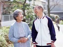 笑顔交わすスタッフと利用者