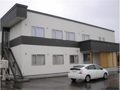 白い建物の外観