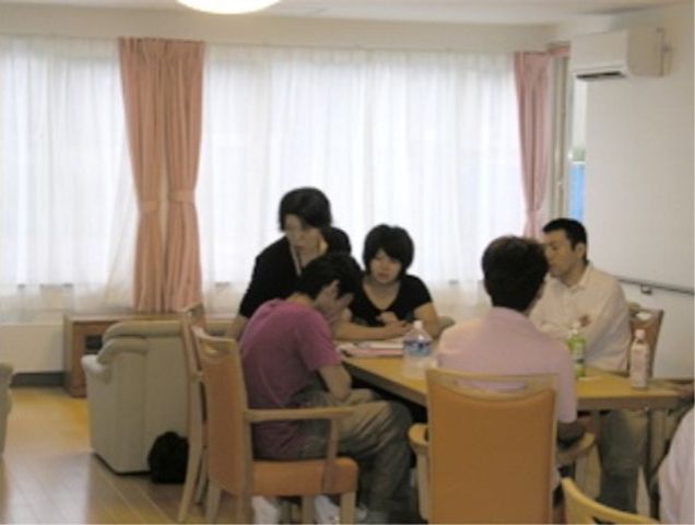 ゆったり食堂の様子 談話室 広々とした食堂で、スタッフとの面談が行われています。心地よい光が差し込む窓辺で、将来の長期ケアについて一緒に計画を練りましょう。