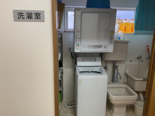 洗濯機と洗面所の様子