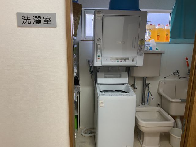 洗濯機と洗面所の様子 洗濯室 清潔感があり、洗濯機も完備された洗面所です。日々の生活に便利さをもたらします。