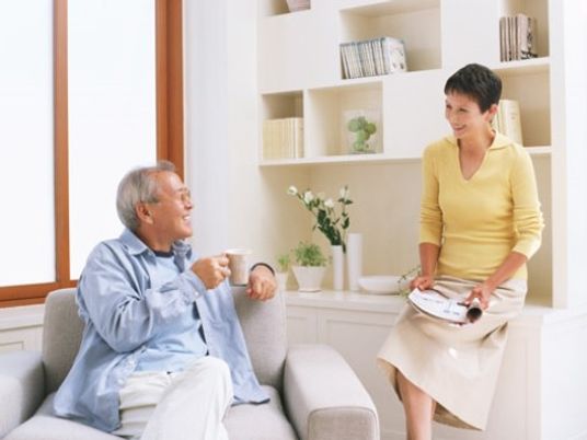 笑顔交わす2人の居間