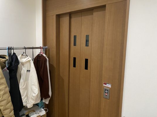 落ち着いた色の居室のドア