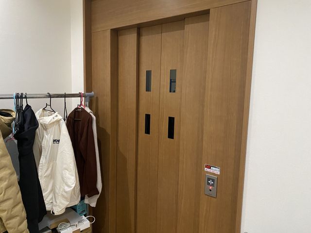 落ち着いた色の居室のドア 居室 機能的な設計の居室のドアです。プライバシーが守られつつ、必要な際にはスタッフがすぐに対応できる様子がうかがえます。