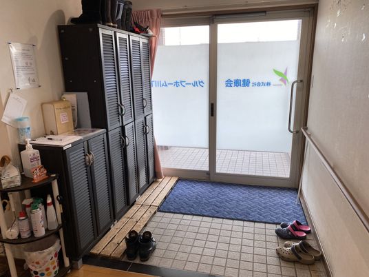 入口とロッカーのあるエントランス