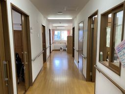 広々とした明るい廊下