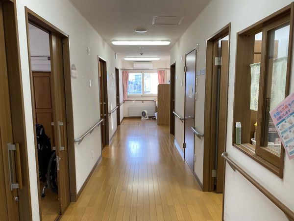 広々とした明るい廊下