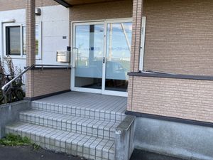 入口の明るいエントランス