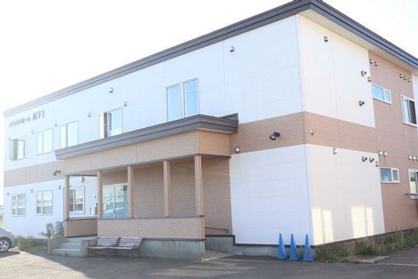 白壁の建物とエントランス