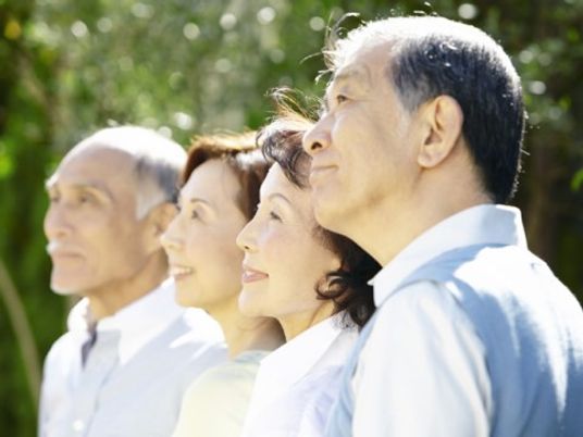 和やかな4人の高齢者