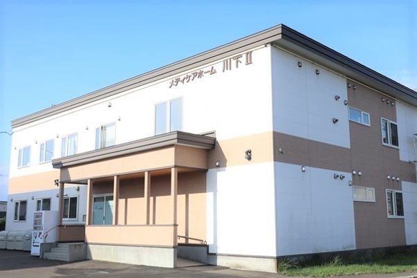 施設の明るい外観