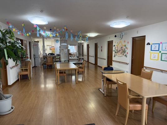 飾りがある広い部屋