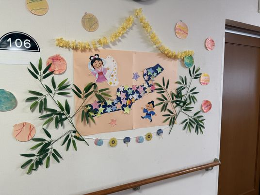 色紙で飾られた廊下