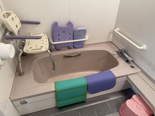 安全設備が整った浴室