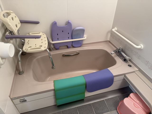 安全設備が整った浴室 浴室 手すりや入浴補助椅子が備わった浴室です。安全に配慮された設計なので安心です。