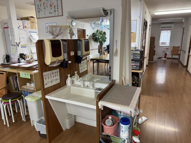 廊下の様子 廊下 広々とした廊下は、移動がしやすく作業もしやすい環境です。手すりもあり安全です。