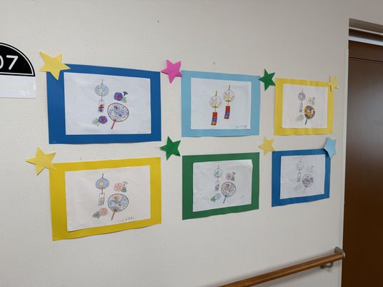 色とりどりの掲示物