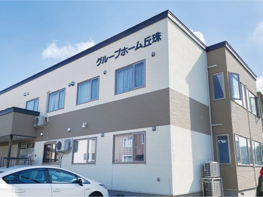 明るい外観の建物  