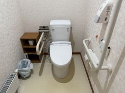 手すり付きのトイレ