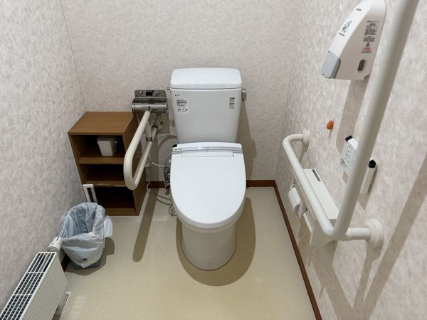 手すり付きのトイレ