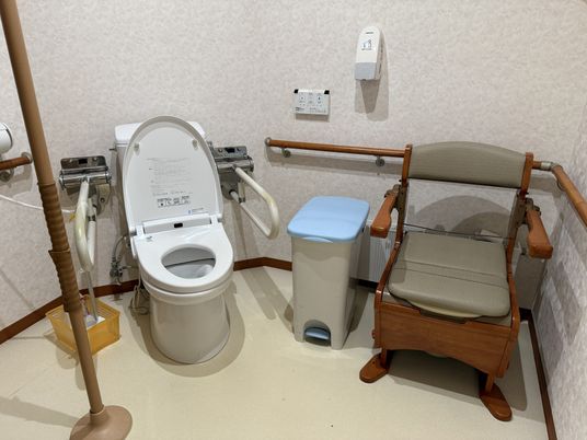 笑顔で支援するスタッフ