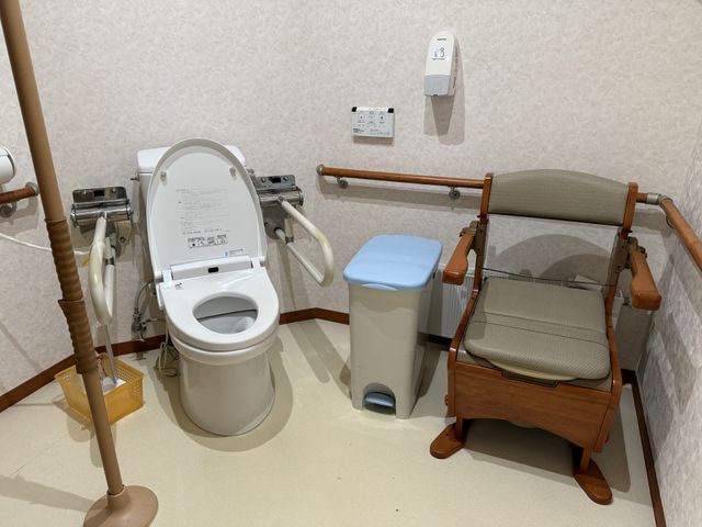笑顔で支援するスタッフ 機能訓練室 温かい笑顔で支え合い、利用者の自立支援を行う職場で一緒に働きませんか。