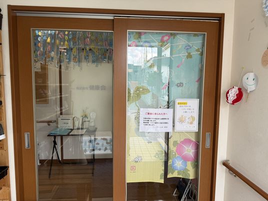 植物柄のガラスドア