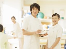 笑顔のスタッフと利用者