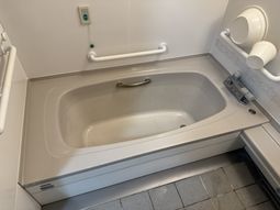 滑りにくい床の浴室