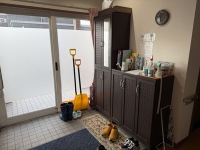 靴箱と扉の光景