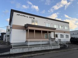 白い外観の建物