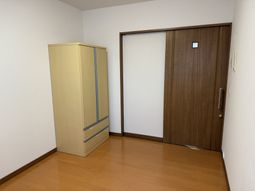 シンプルな個室の居室