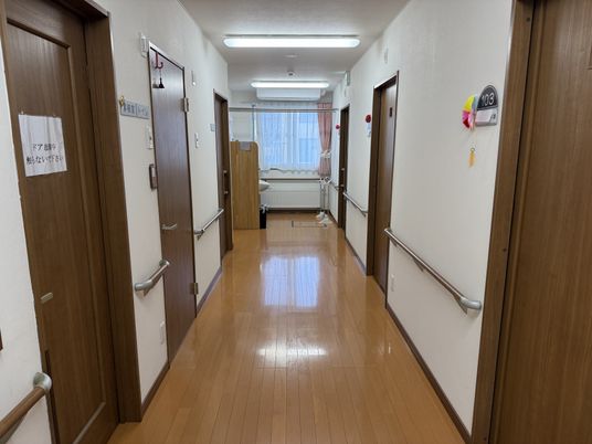 木製床の廊下