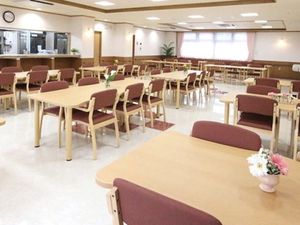 広々とした明るい食堂