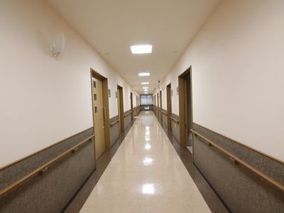 清潔な施設の廊下