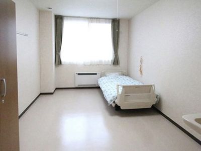 清潔なベッド付き居室