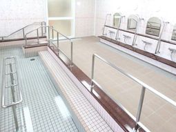 明るい清潔な浴室