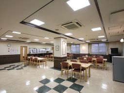 広々とした明るい食堂空間