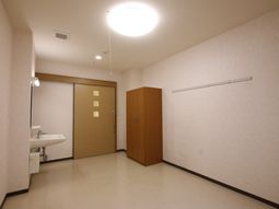 シンプルな空間の居室