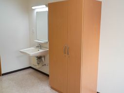 洗面台とクローゼットの内観