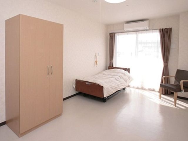 明るく広々した居室 居室 採光豊かで開放的な空間の居室です。きれいに整えられたベッドや椅子がゆとりを感じさせます。